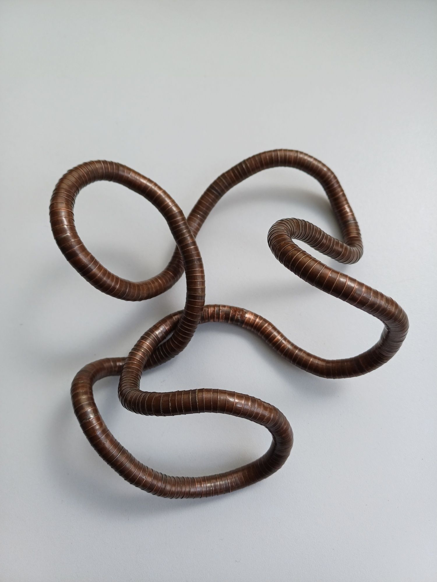 Colar cobra (snake necklace), maleável, de tom acobreado/cobre