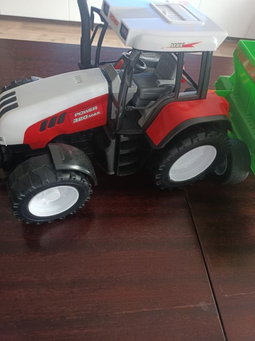 Traktor z siewnikiem