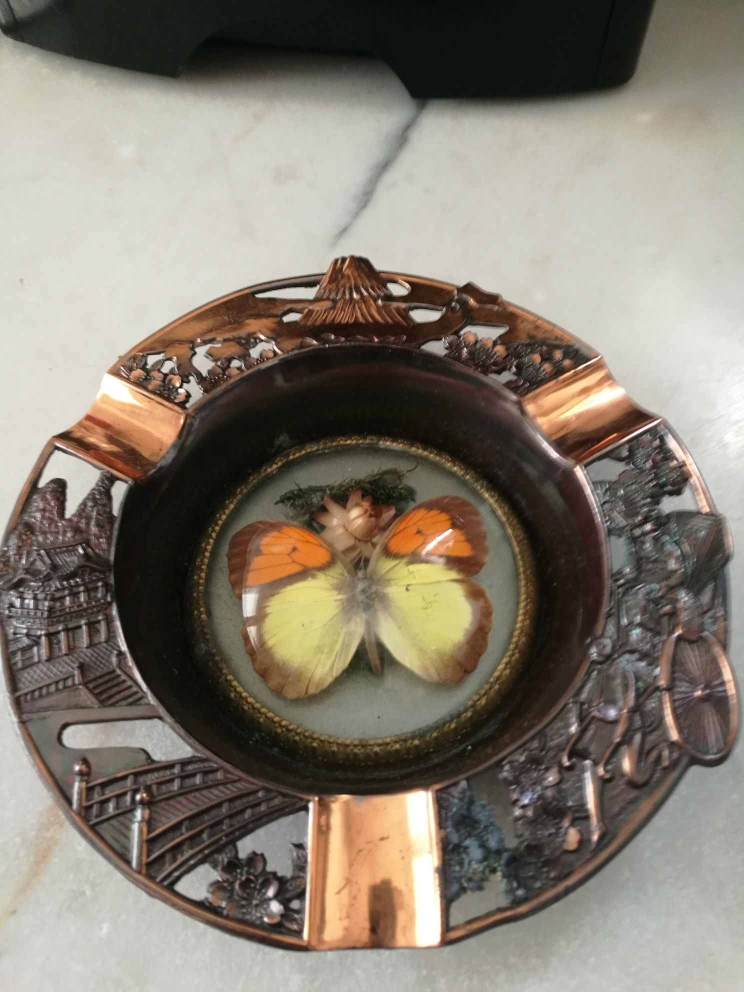 Cinzeiro borboleta em latão