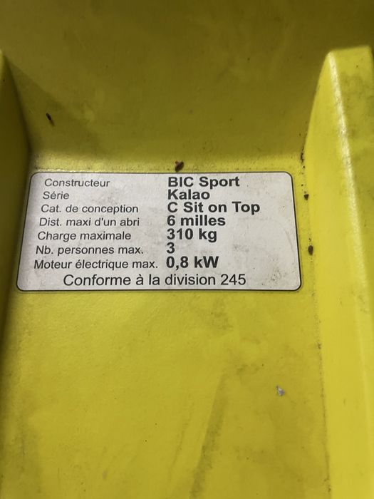 Kayak com pagaias e coletes