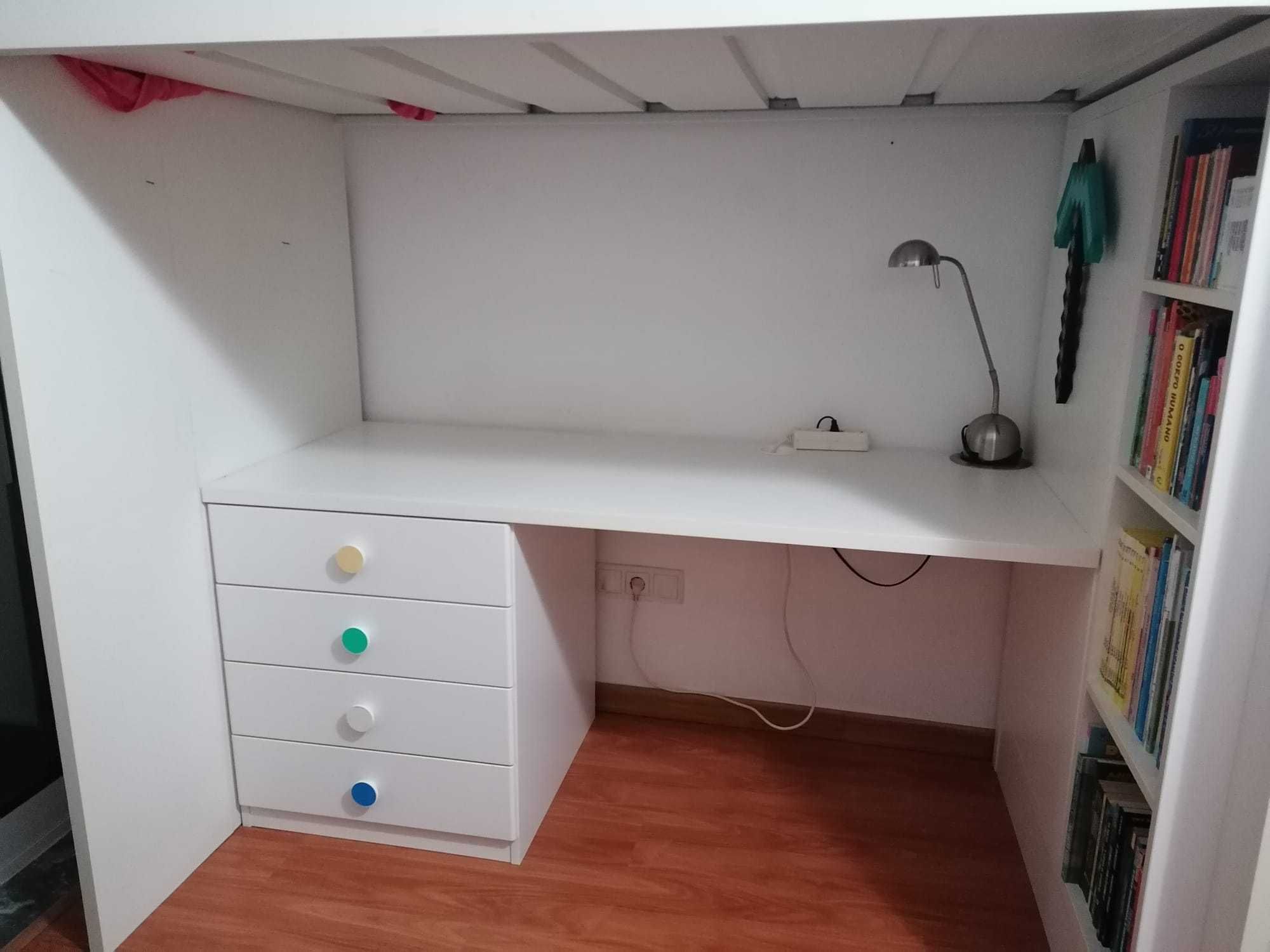 Cama alta com roupeiro, secretária e estante incluídos