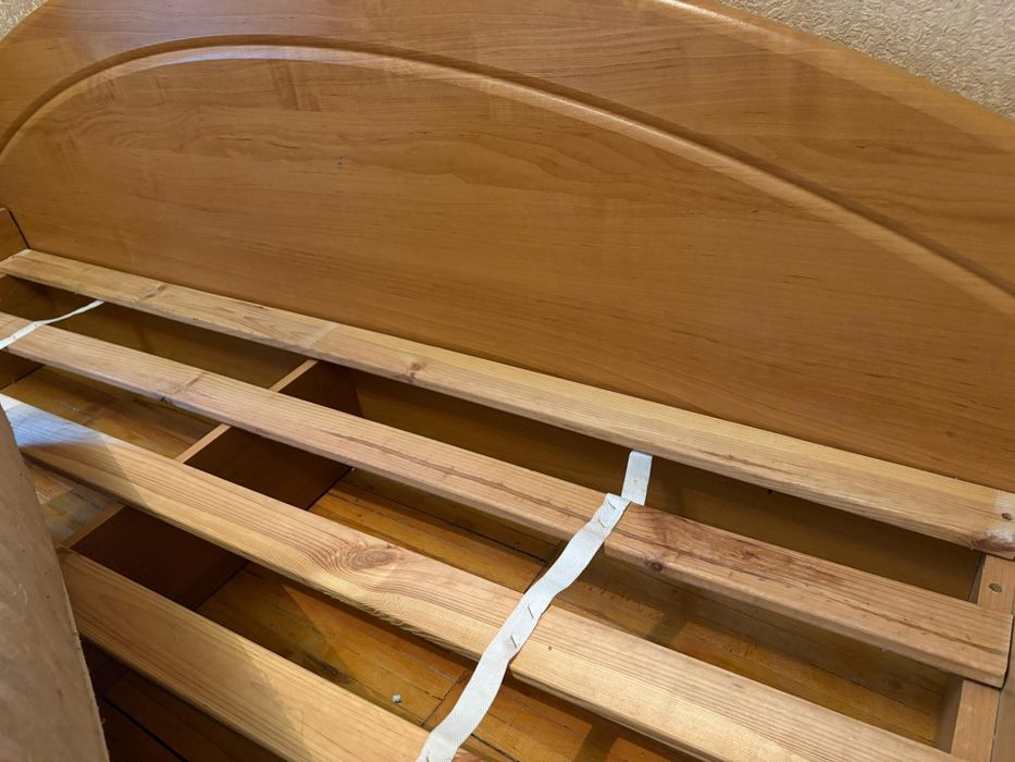 Двоспальне ліжко з матрацом