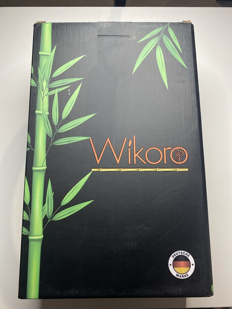 Szklane pojemniki z bambusową pokrywką