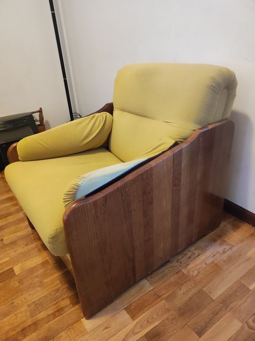 Poltrona Cerne em madeira maciça com estofos amarelos