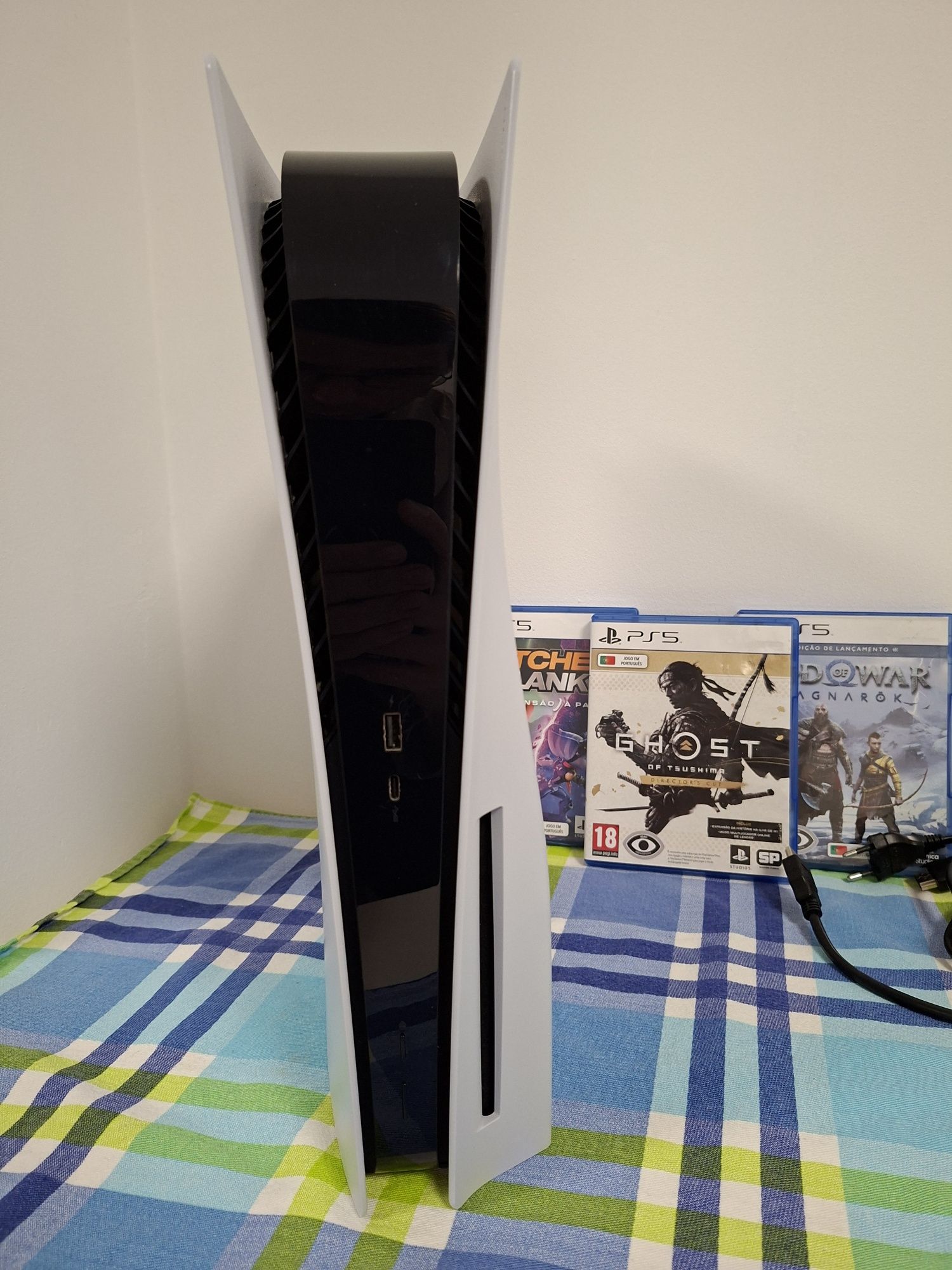 Vendo Play Station 5 C/Leitor Cds 1 comando + 3 Jogos