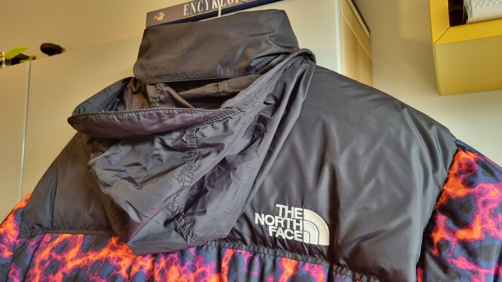 Kurtka The North Face 1996 Retro Nuptse Lava Camo Print L