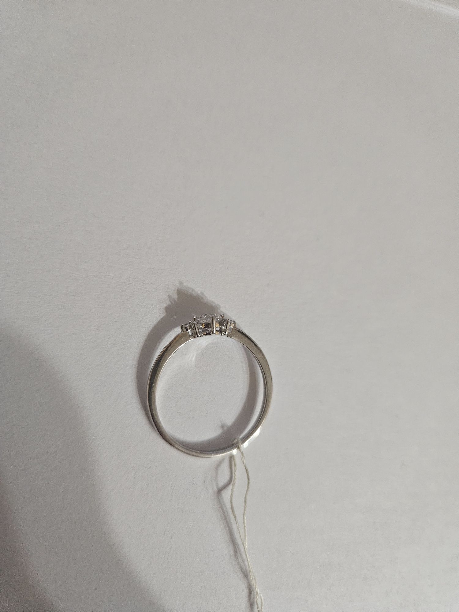Srebrny pierścionek z cyrkoniami - firmy Apart.