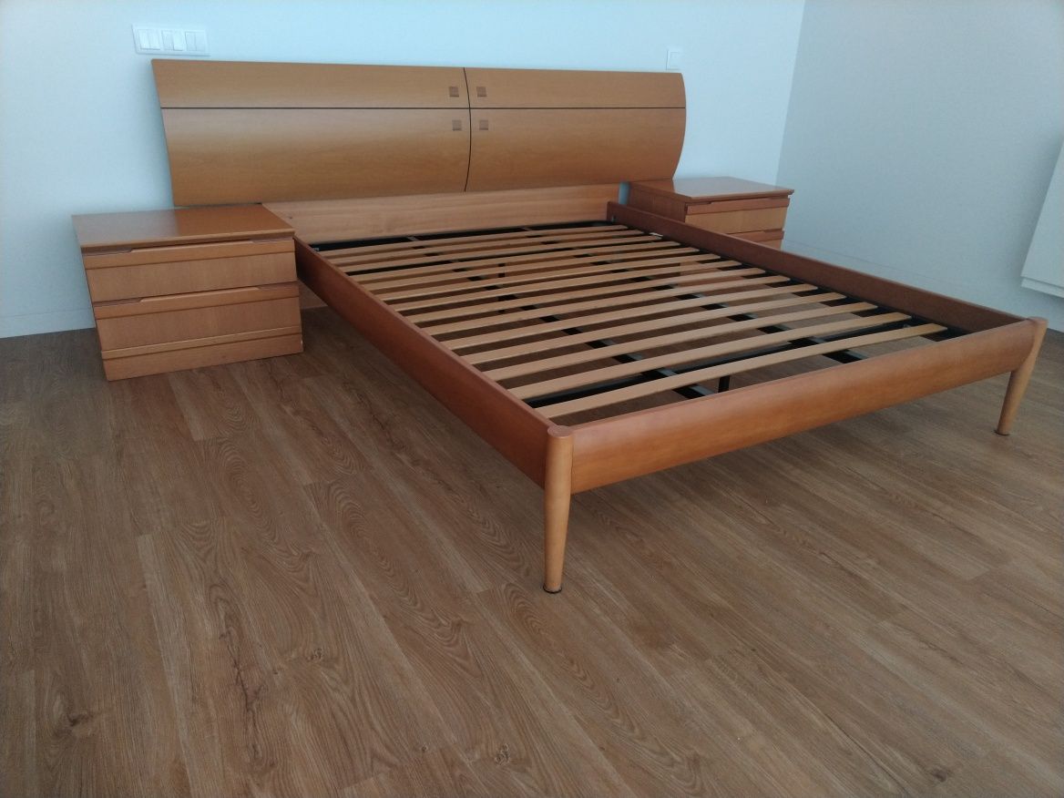 Vendo conjunto de mobiliário de quarto com acabamento em cerejeira