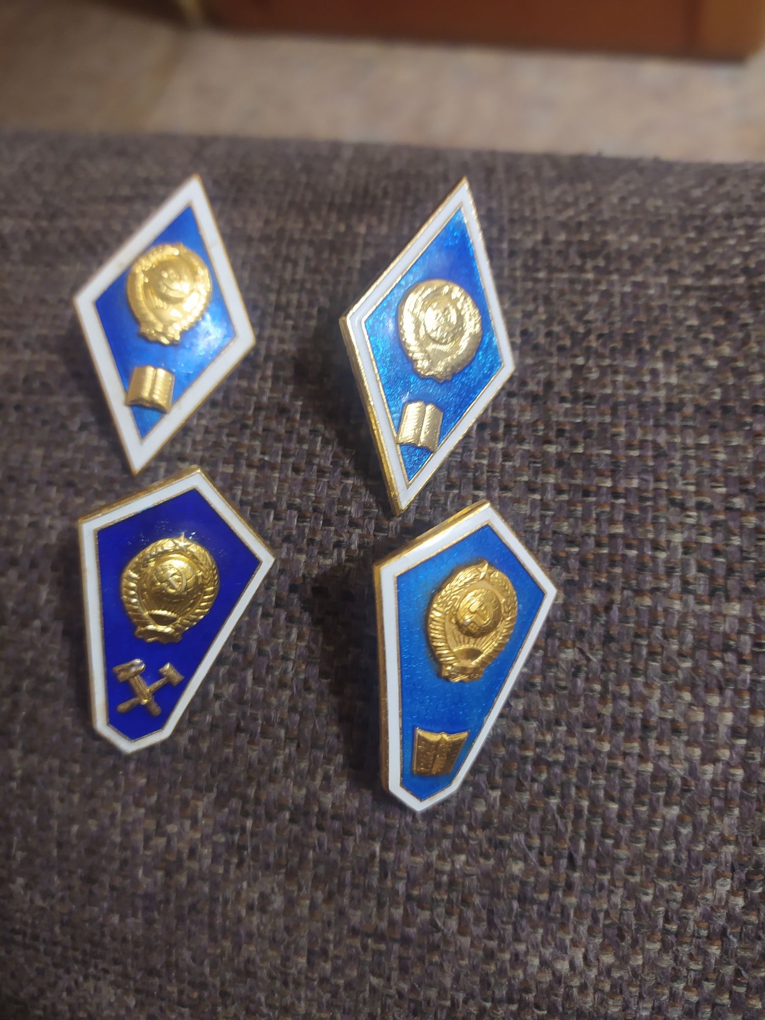 Продам значки военные