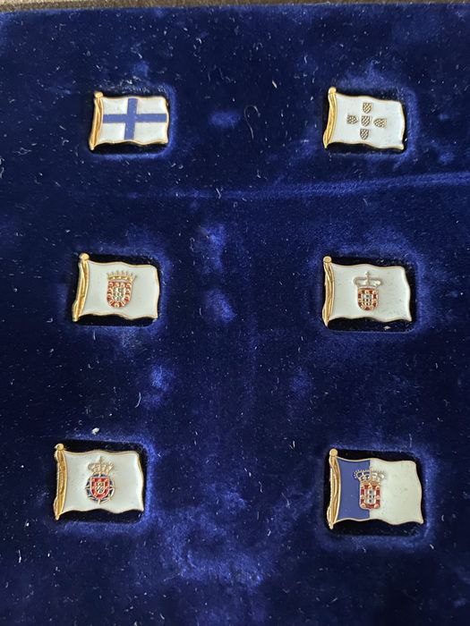 Coleção completa Pins Bandeiras de Portugal, com estojo