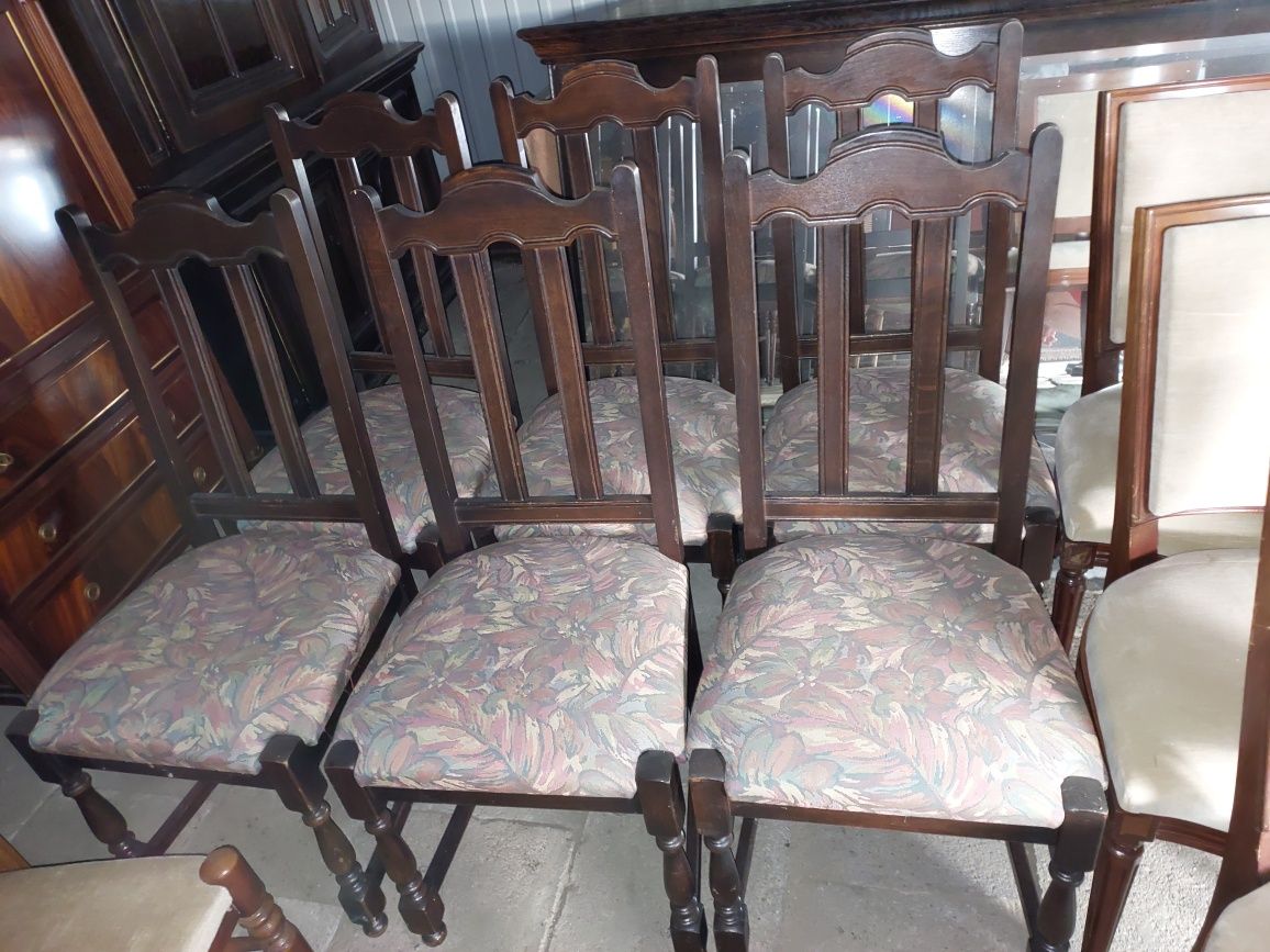 Drewniane krzesła tapicerowane
