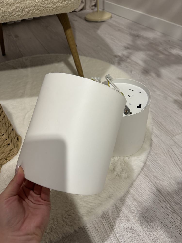 Dwie białe lampy tuby Polux