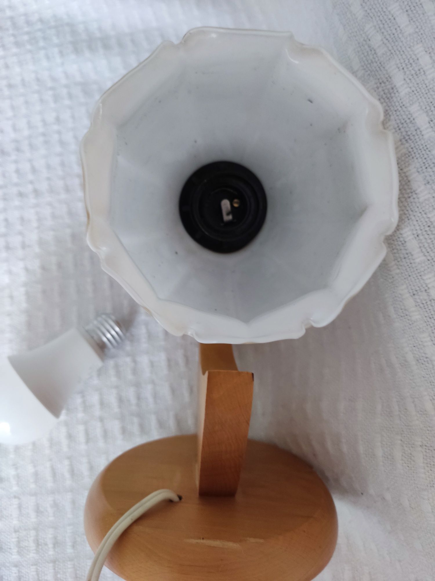 drewniany kinkiet z mlecznym szklanym kloszem SPRAWNA lampa