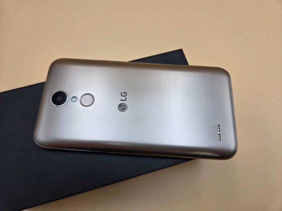 Smartfon LG K10 w kolorze złotym - jak nowy