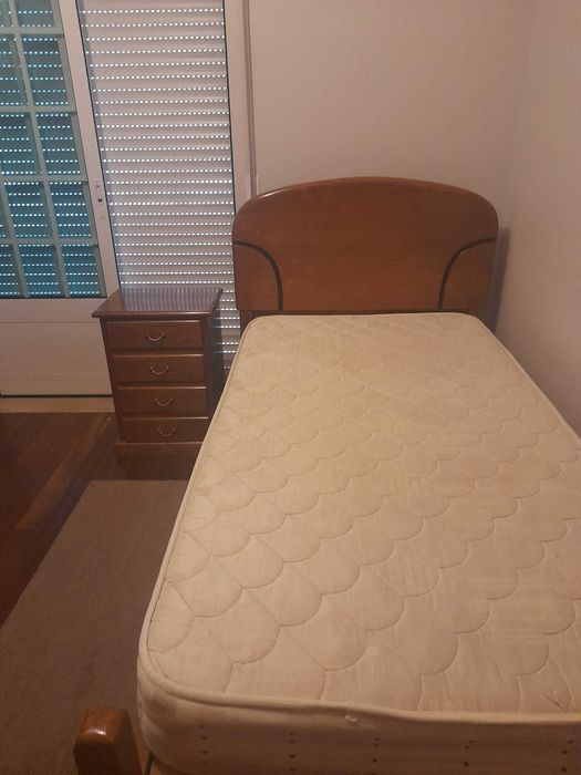 Conjunto de Quarto em Madeira Maciça