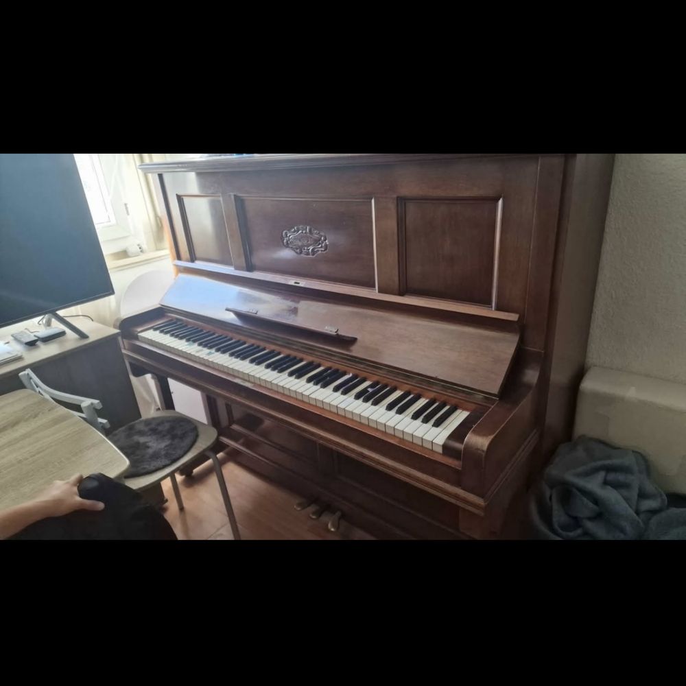 Piano suiço em bom estado geral !