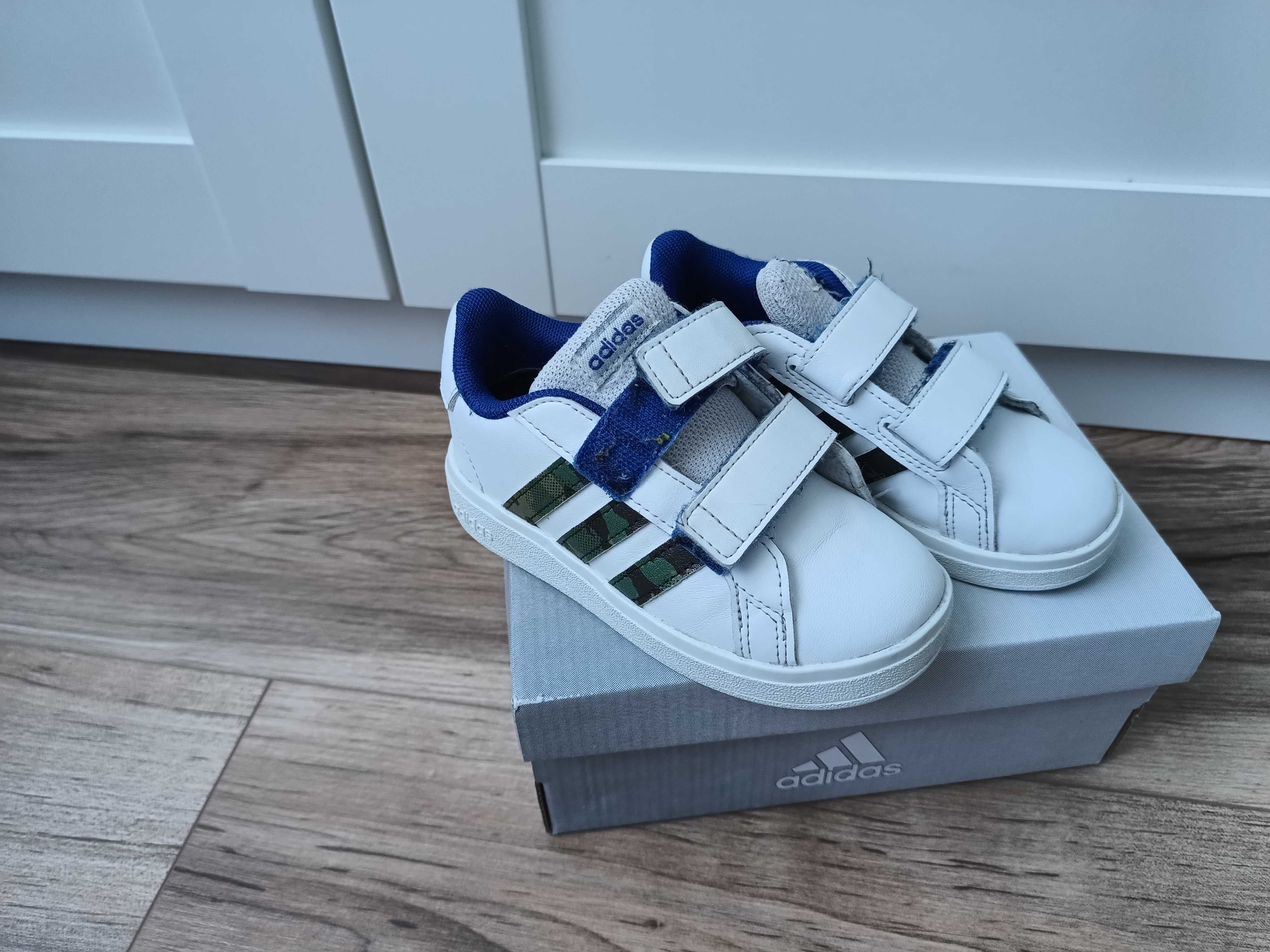 Buty Adidas 25 białe paski moro