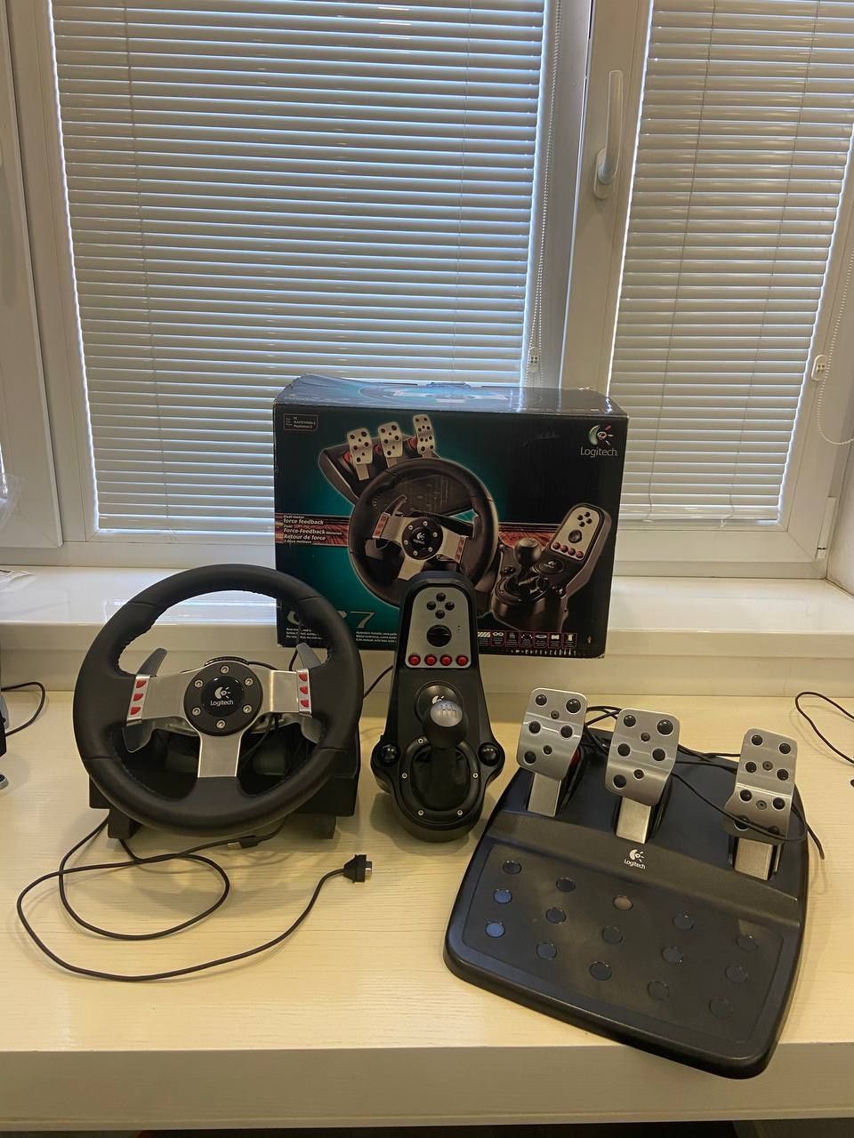 Кермо з педалями та коробкою передач, Logitech G27