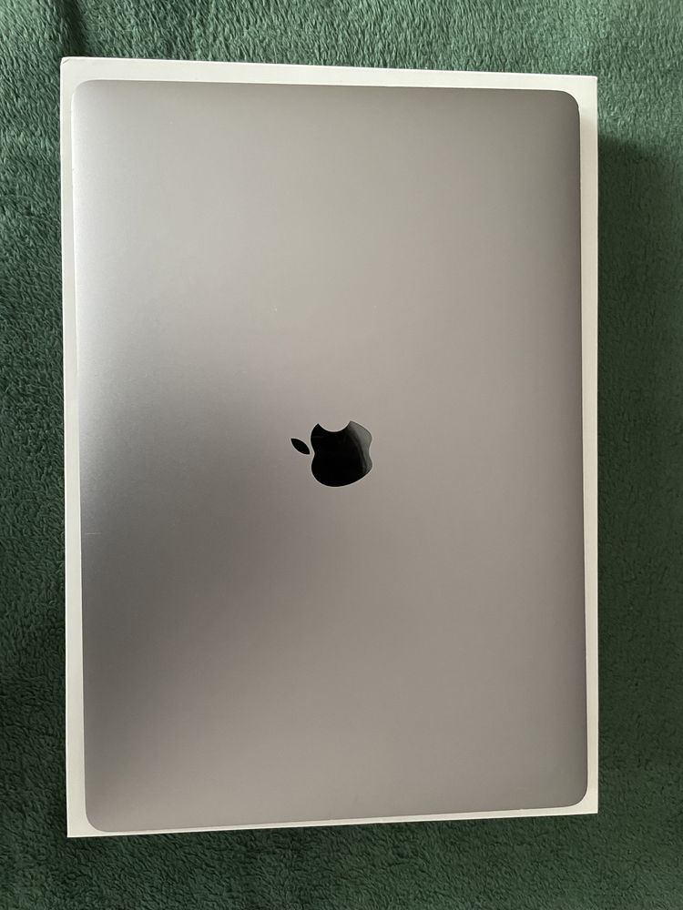 MacBook Pro 15" 2018 | I7 | 16GB | 256 GB | Radeon 555X