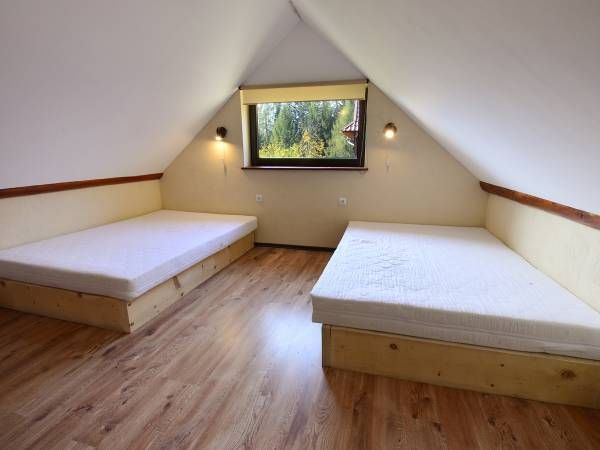 Domek w górach nad wodospadem w lesie  sauna weekend wakacje nad rzeką