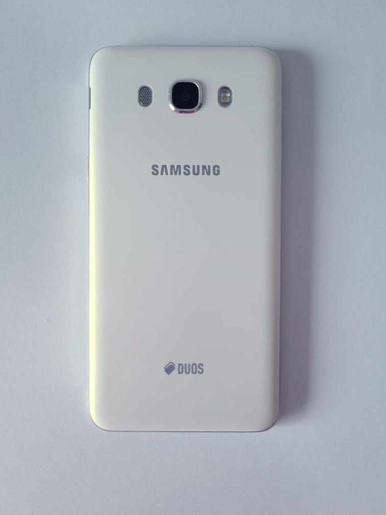 Смартфон Samsung Galaxy J7 (2016)