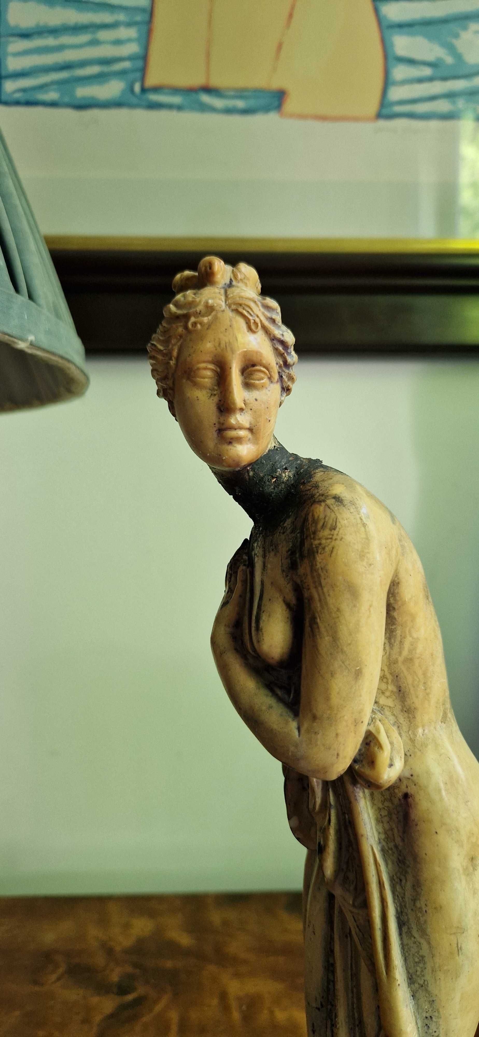 Rzezba Wenus sygnowana A. Santini Italy alabaster antyk dekor