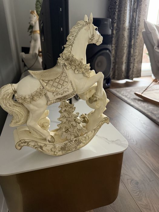 Złoty koń na bieguach Home&you