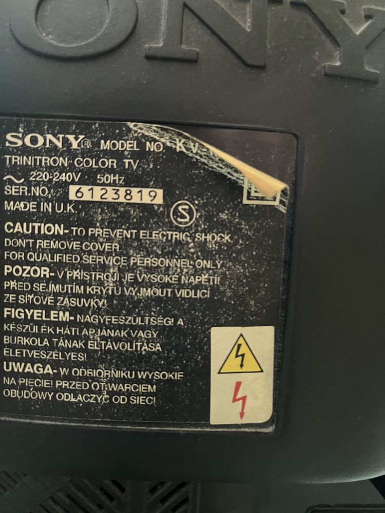 Телевизор Sony с настенной подставкой