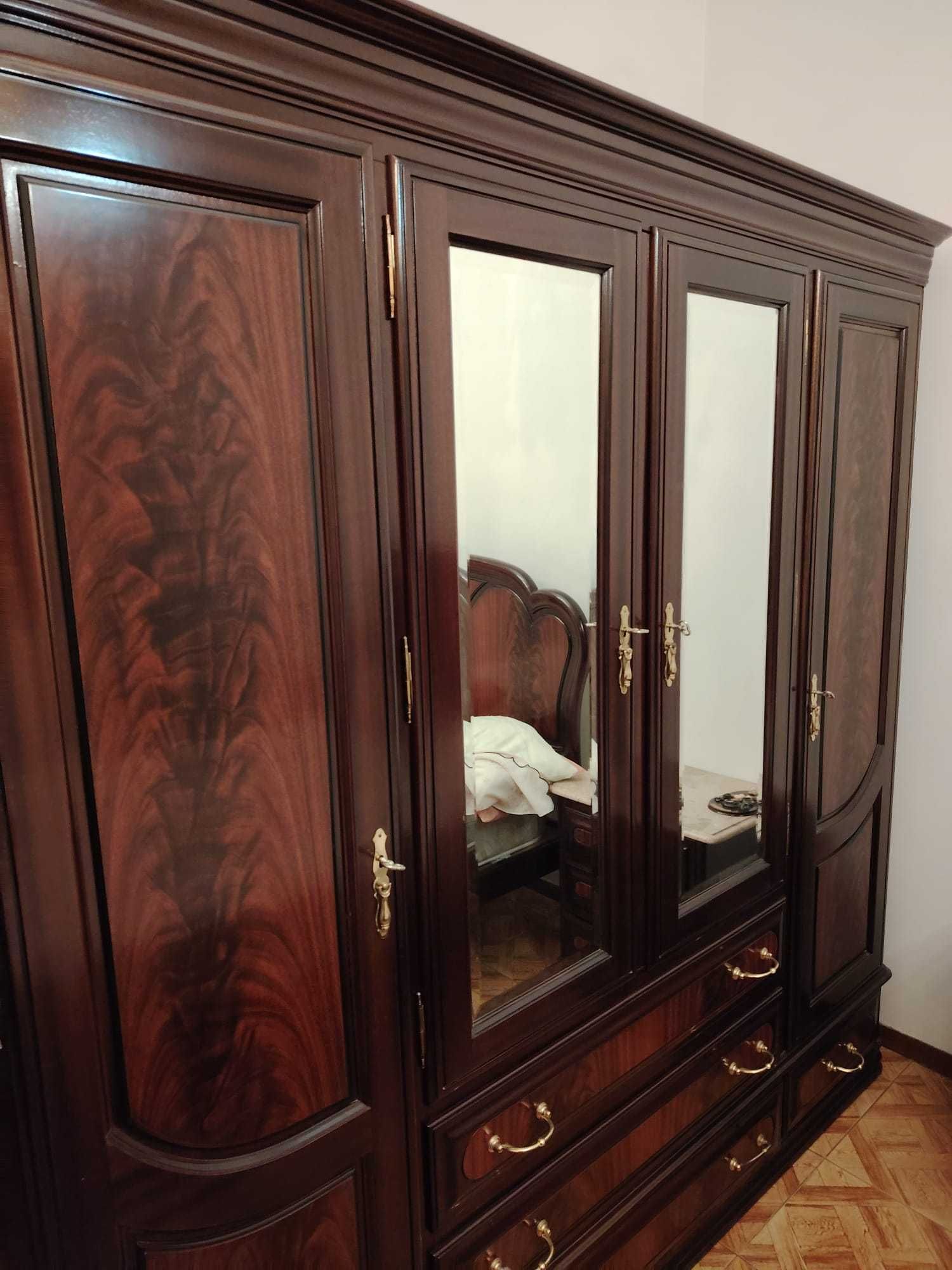 Quarto de casal em madeira escura.