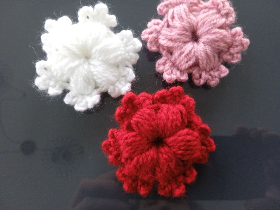 Kwiatek, gwiazdka 3D - z włóczki - aplikacja - ozdoba -  breloczek