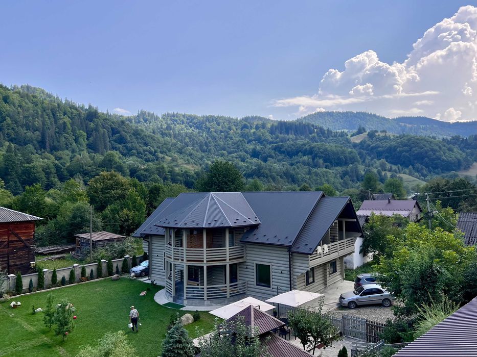 СУЧАСНИЙ БУДИНОК, відпочинок В КАРПАТАХ біля річки та лісу, зал 30м2