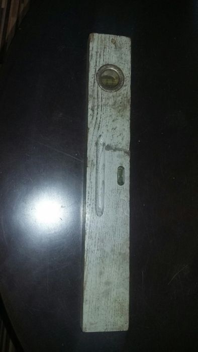 Stara drewniana poziomica z sygnaturą