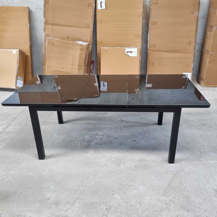 Elegancki stół do jadalni Idealny na rodzinne