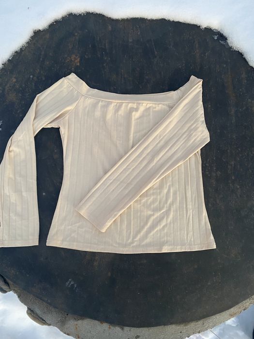 Топ з спущеними плечима в рубчик