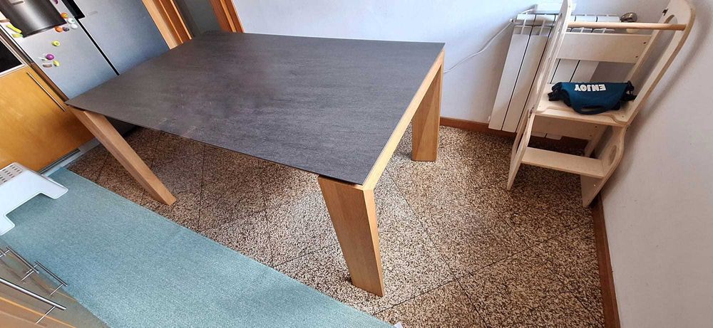 Mesa de cozinha ou sala de estar em ótimo estado