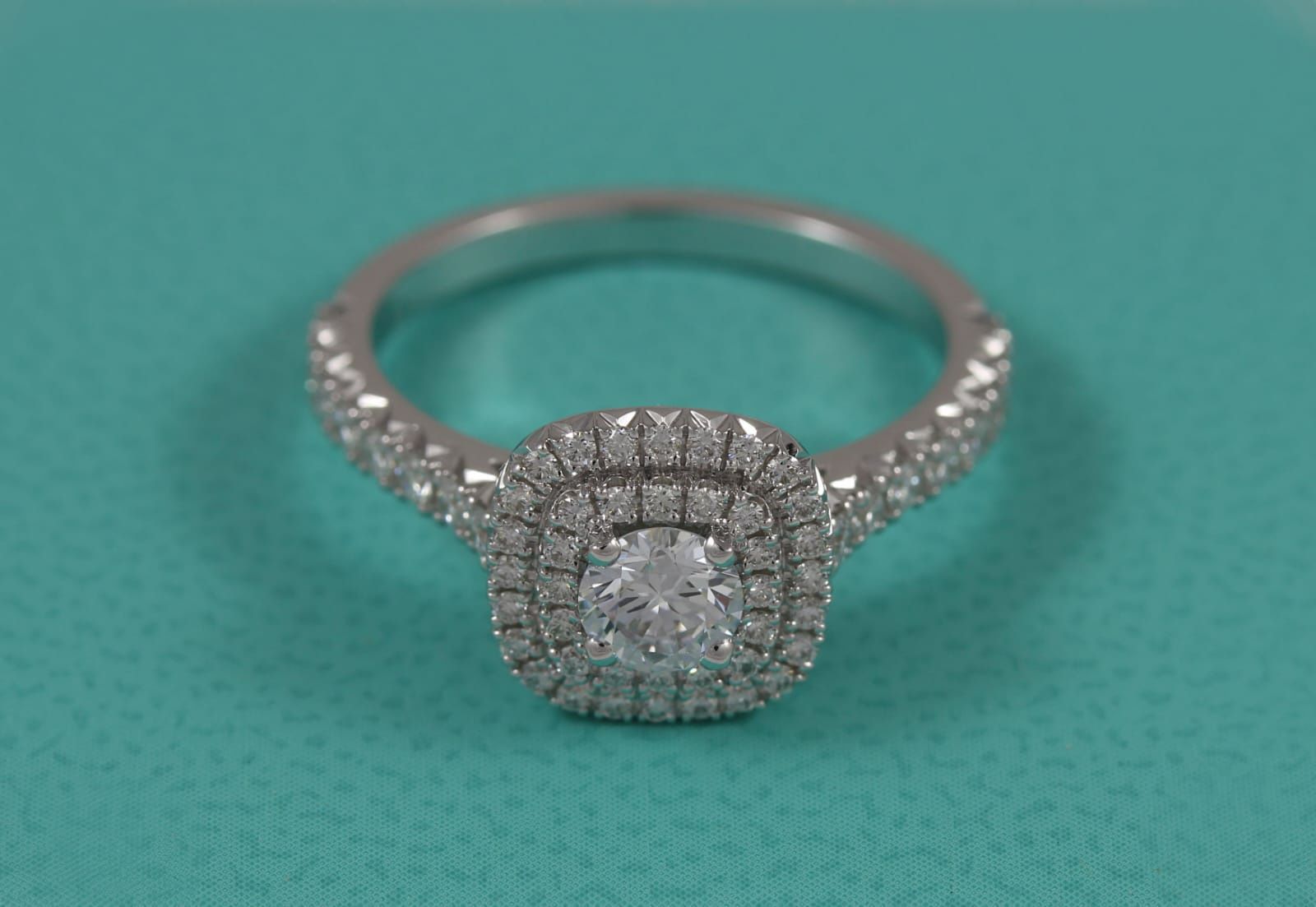 Золотое кольцо с бриллиантами в стиле Tiffany