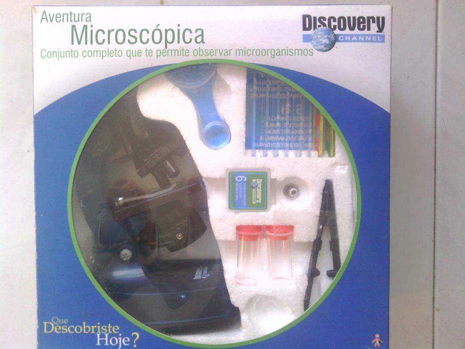 Microscópio Discovery com 3 lentes de aumento e luz própria