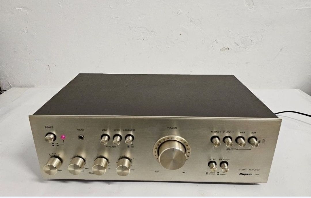 Wzmacniacz stereo Magnum 2000.