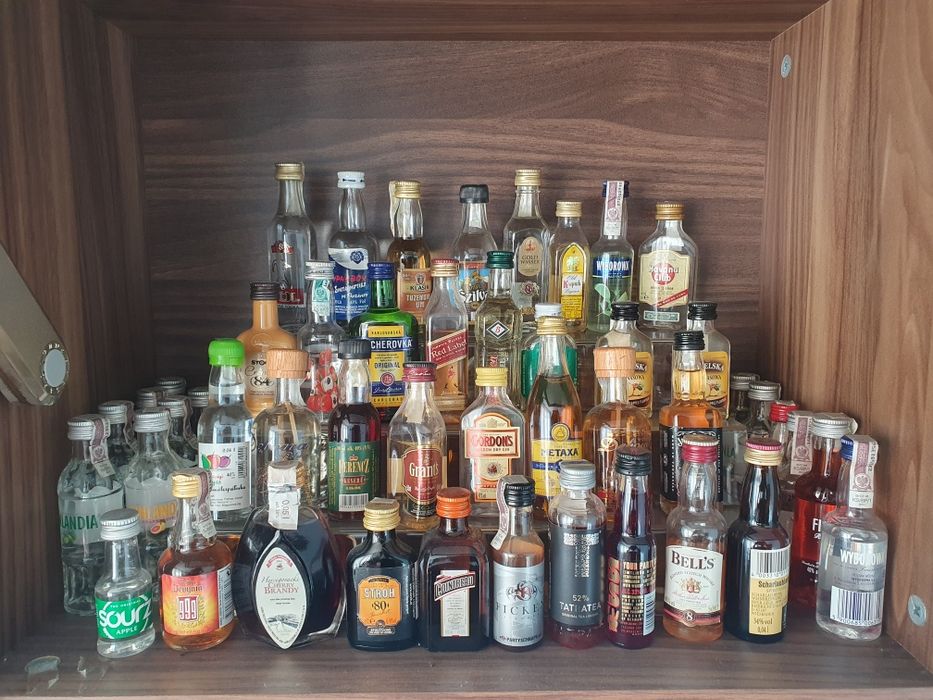 Kolekcja małych butelek alkoholowych