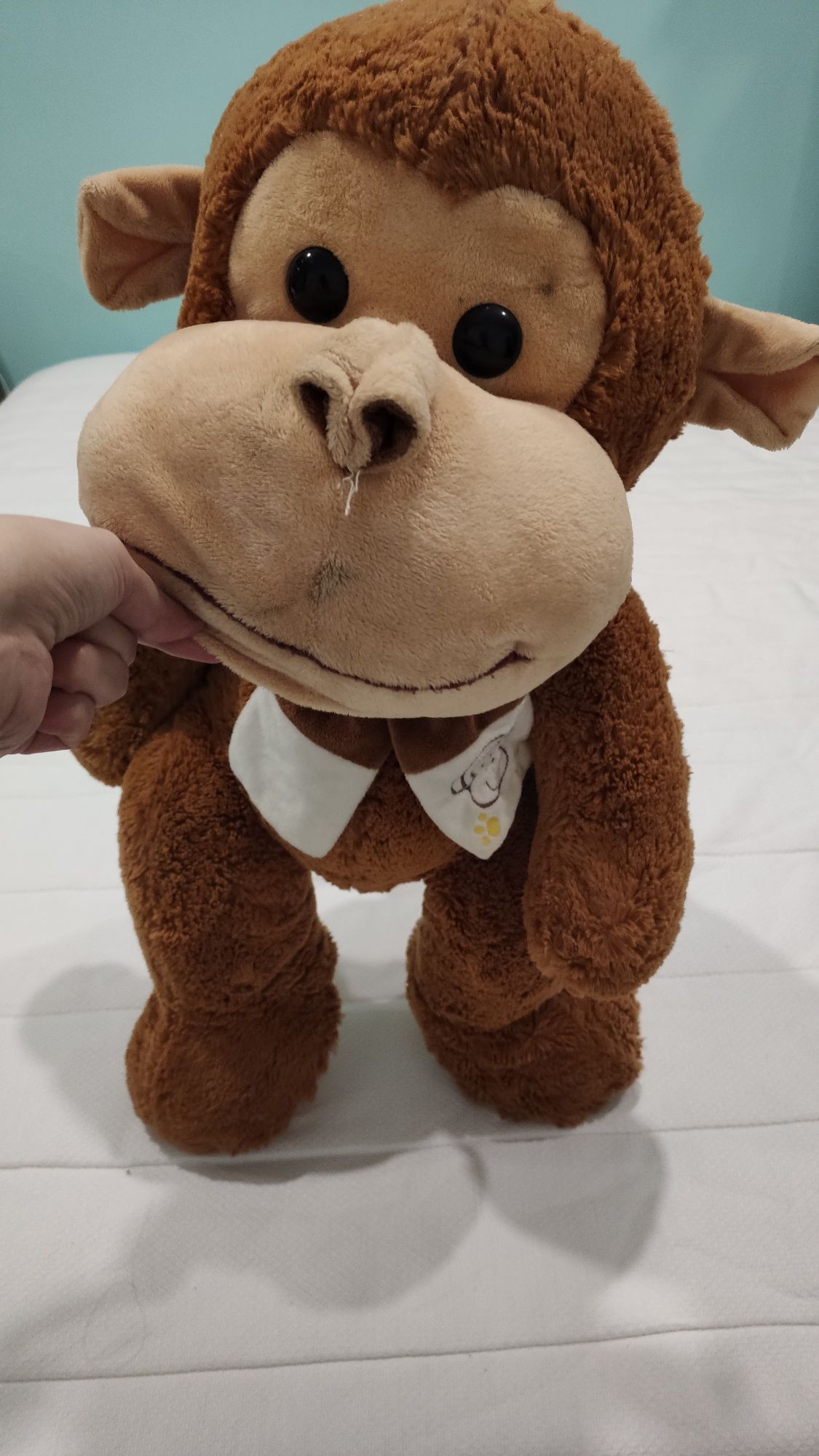 Peluche grande de macaco com pelo castanho fofinho