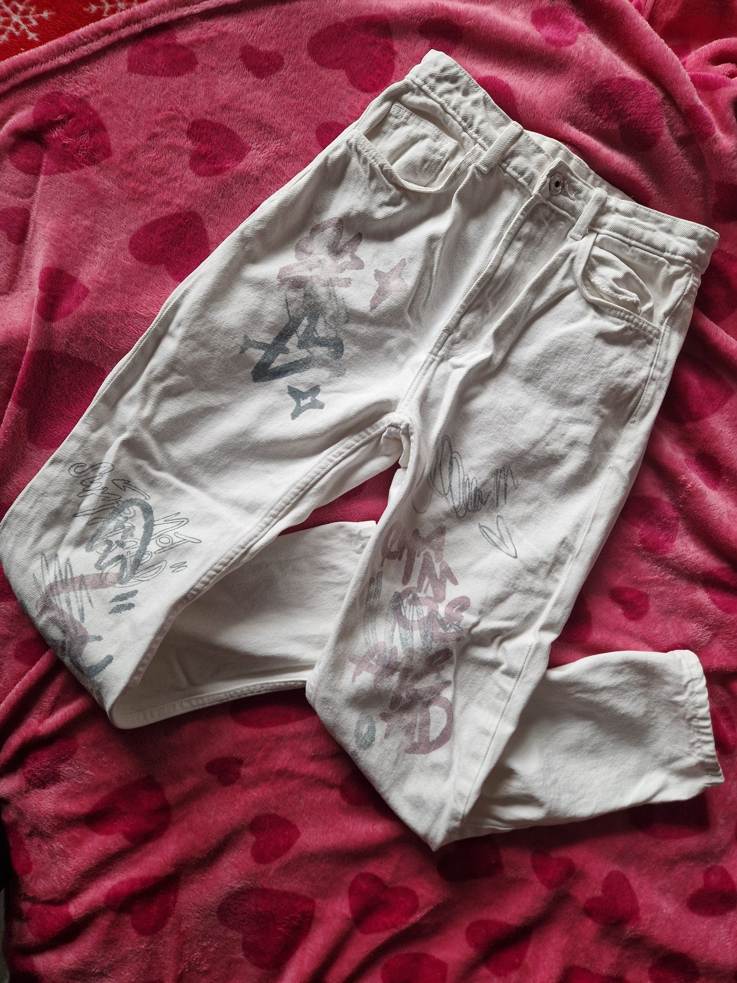 Białe spodnie jeansowe Bershka