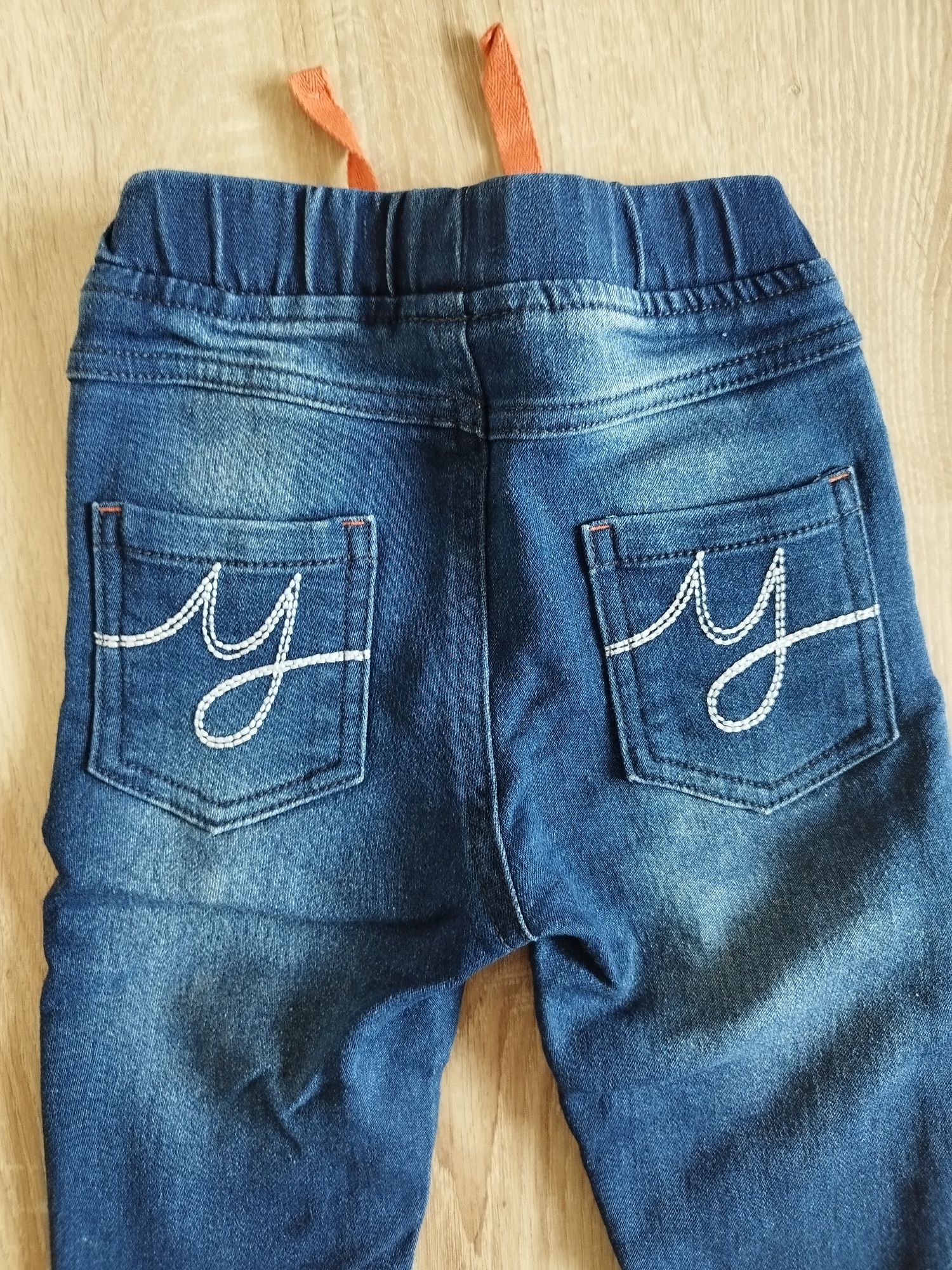 Spodnie jeansowe dla chłopca, napisy R.74/80