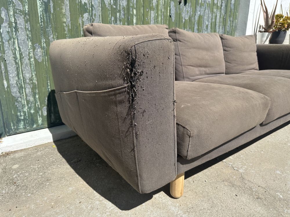 Sofa cinzento usado