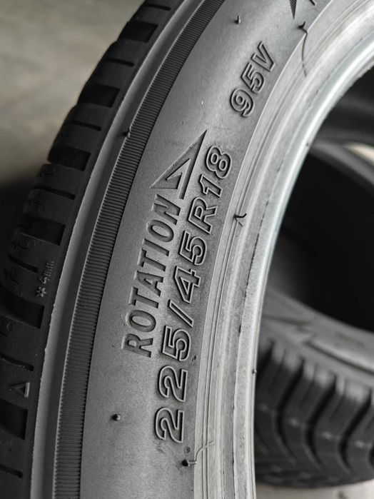 Bridgestone Blizzak 2шт R18 225 45 шини зимові