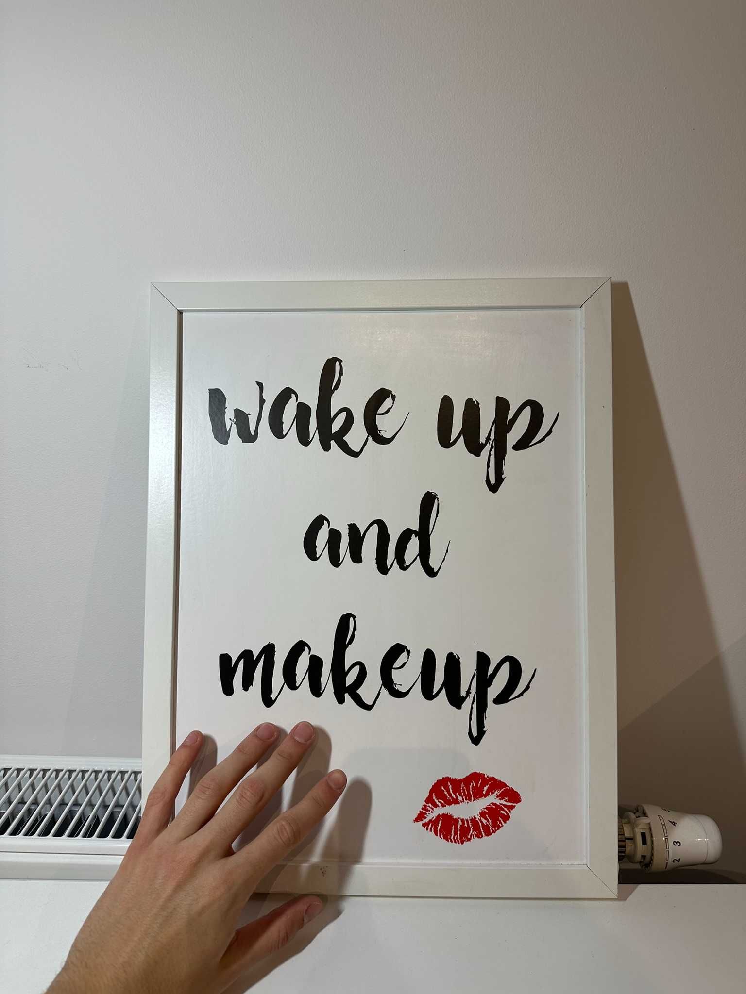 Ramka na Obraz z Cytatem 'Wake up and Makeup', Wielkość 15 Cali