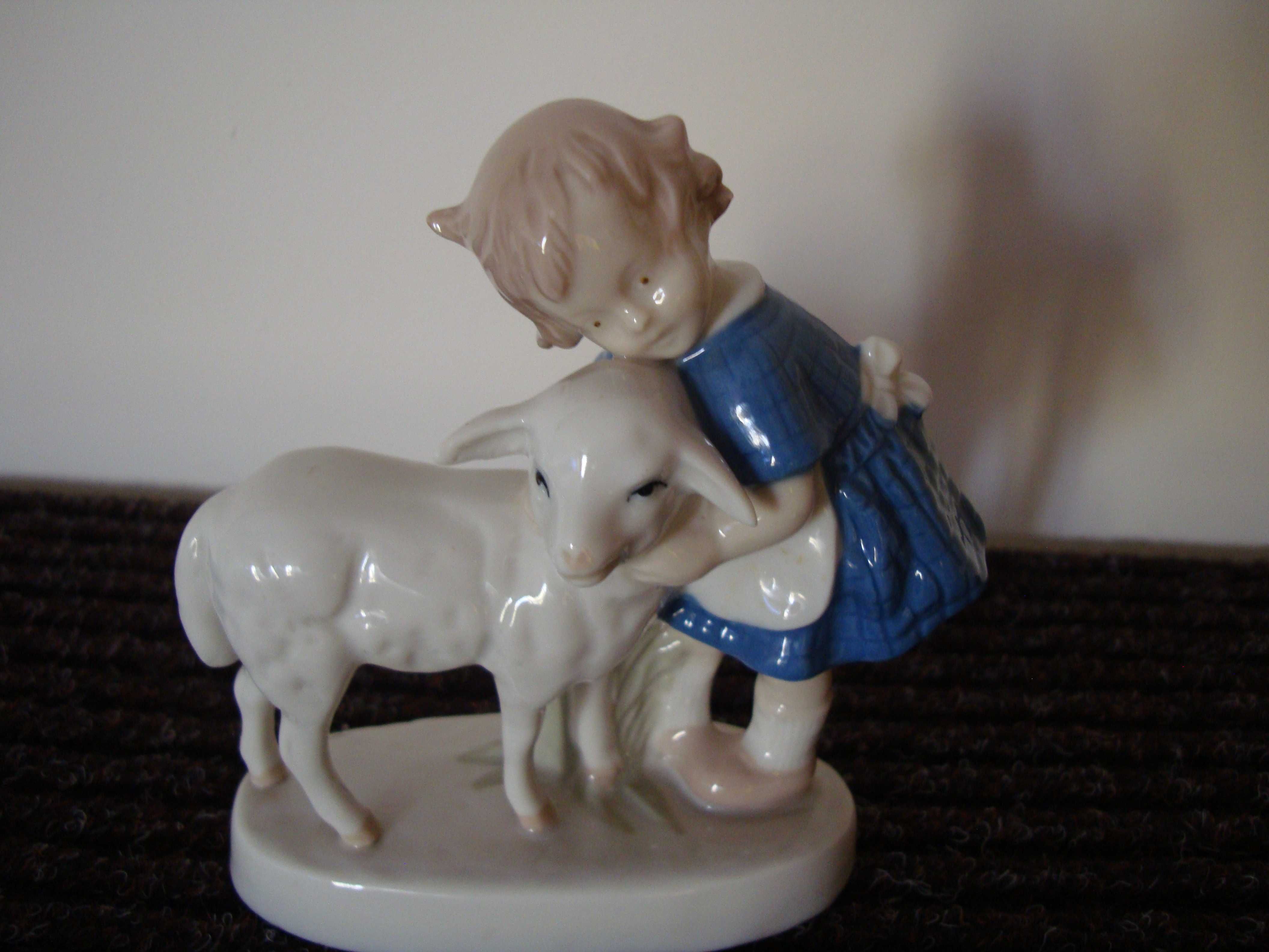 Figurka dziewczynka z owieczką sygnatura