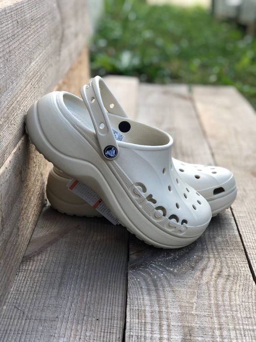 Бежеві Платформи Crocs Bayaband Platform