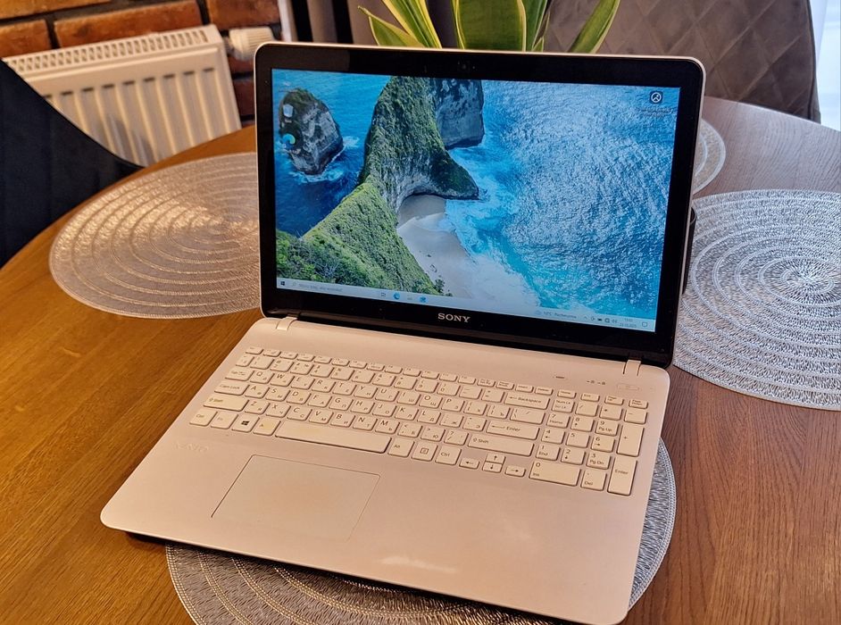 Laptop Sony Vaio SVF15 INTEL i3/6 GB RAM/256 GB SSD/WIN 10