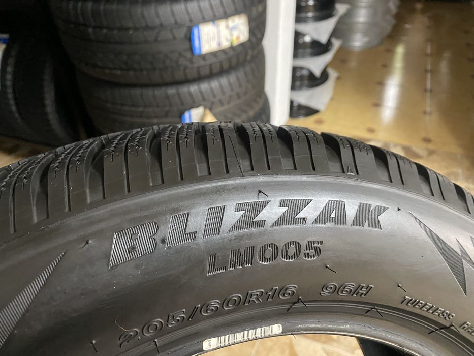 205/60/16 96Н Bridgestone BLIZZAK LM005 ( RUN FLAT )