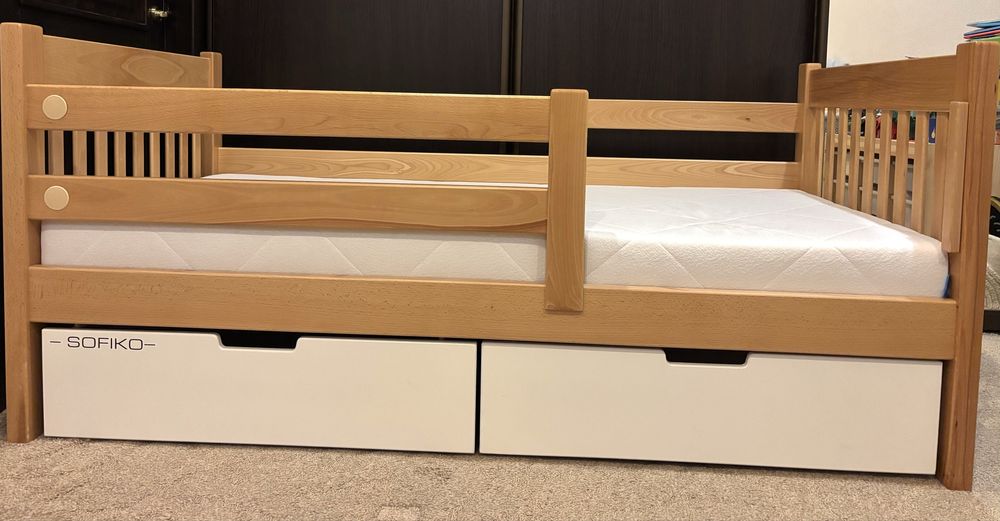 Дитяче ліжко. Масив дуба. З матрацем. Терміново